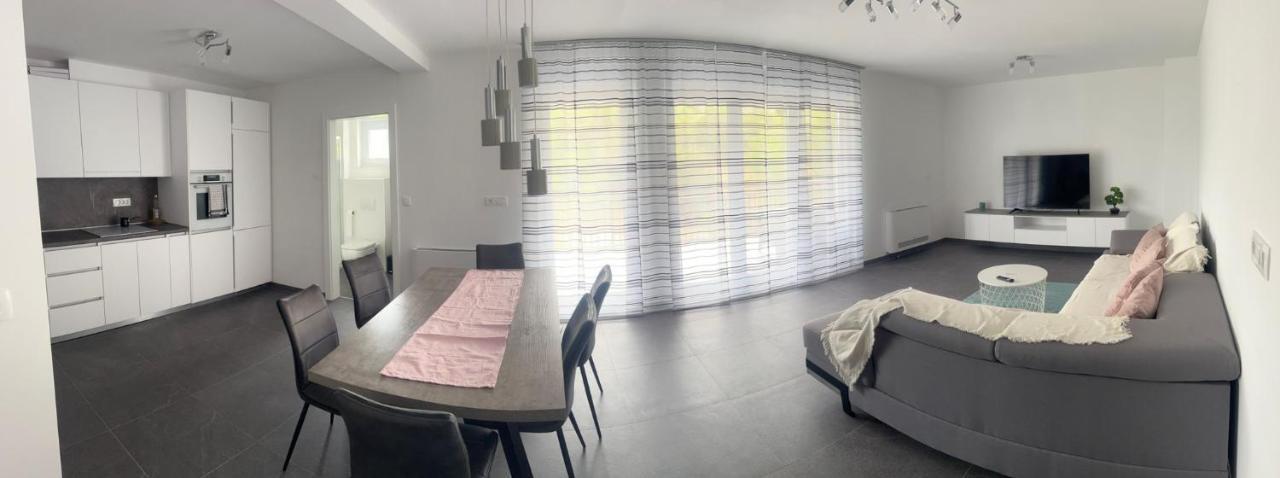 Apartmani Lana ราบ ภายนอก รูปภาพ